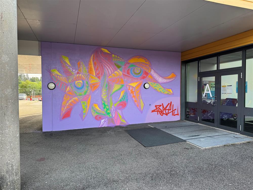 Grafitti ved inngang A av Rodgrigo Lisboa og kunstelevar ved Øygarden kulturskule - Klikk for stort bilete