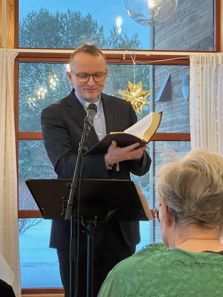 Sokneprest Bjarte Nese heldt tale på Kvednatunet - Klikk for stort bilete