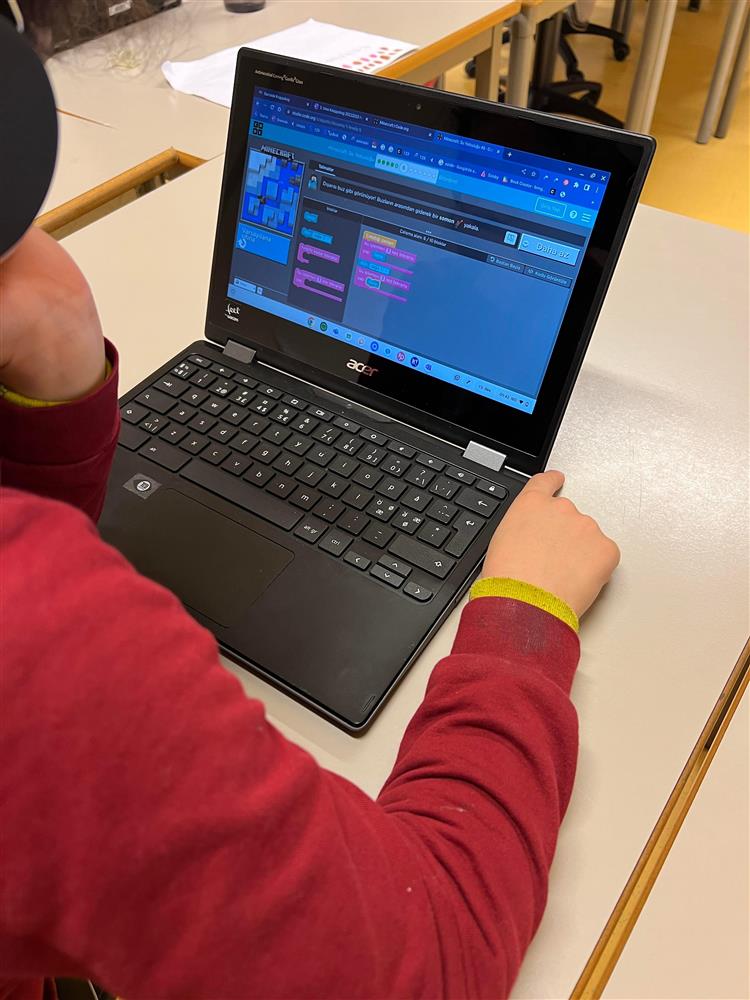 Elev jobbar med koding på PC - Klikk for stort bilete
