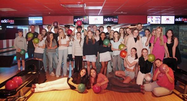 Ungdommar på Sartor bowling - Klikk for stort bilete