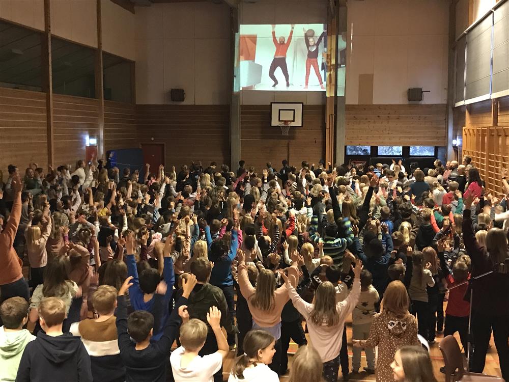 Markering av FN-dagen i gymsalen på skule.  - Klikk for stort bilete