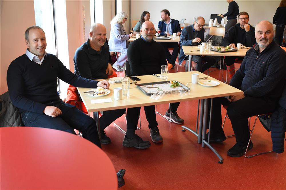 Frå venstre Arild Bøthun (Sartor Drange),  Svenn Smørås (Sartor Drange), Terje Dolvik (Øygarden kommune og Kåre Bjorøy (Sartor Drange). - Klikk for stort bilete