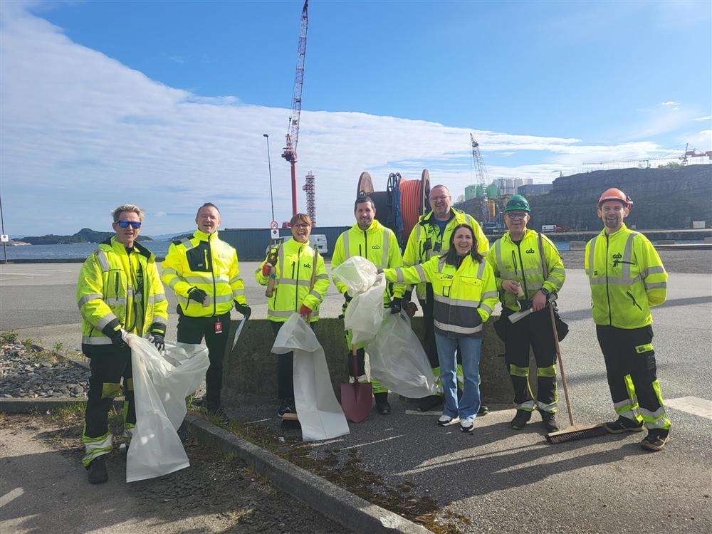 Gruppe personar - Klikk for stort bilete