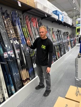 Mann som jobbar hos XXL - Klikk for stort bilete