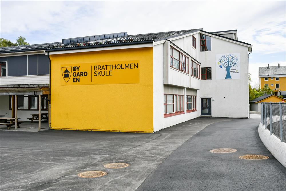 Brattholmen skule - Klikk for stort bilete