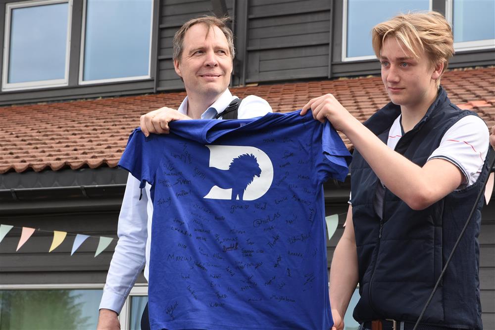 Rektor fekk signert T-skjorte frå elevrådsleiar Hans Martin Ruud - Klikk for stort bilete