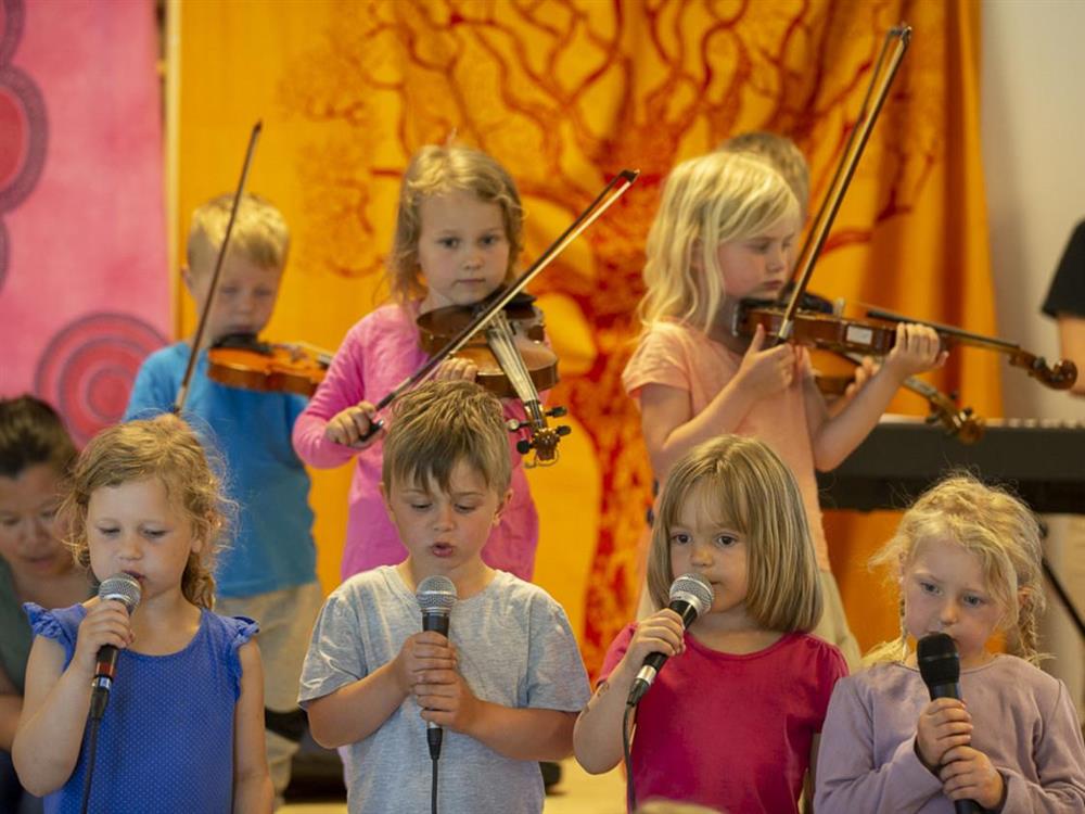 Barn som synger og spiller fiolin - Klikk for stort bilete
