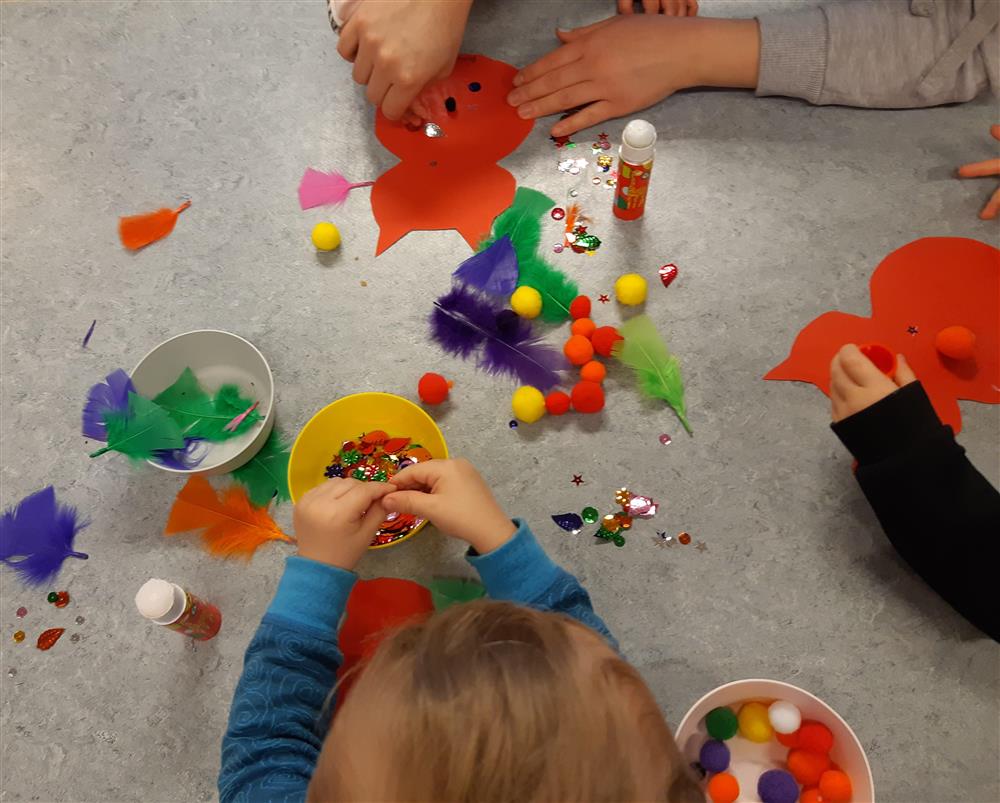 Barn som lagar pynt til karneval - Klikk for stort bilete