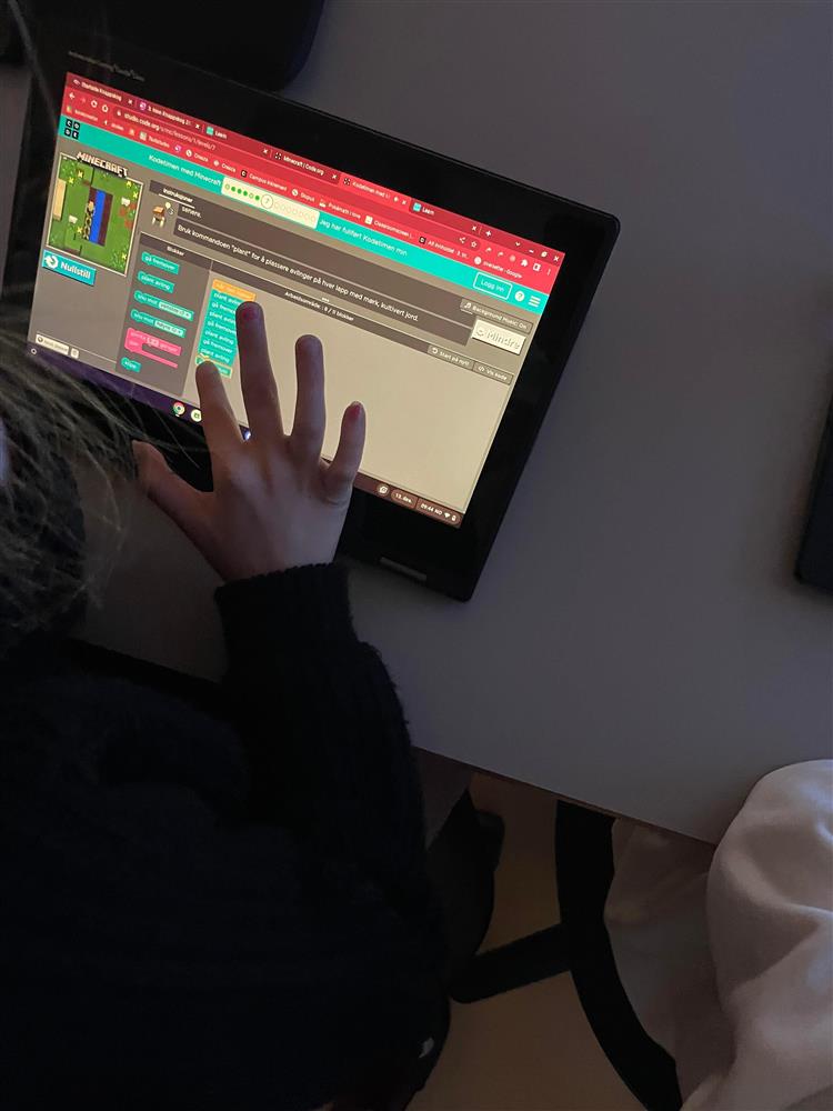 Elev jobbar med koding på PC - Klikk for stort bilete
