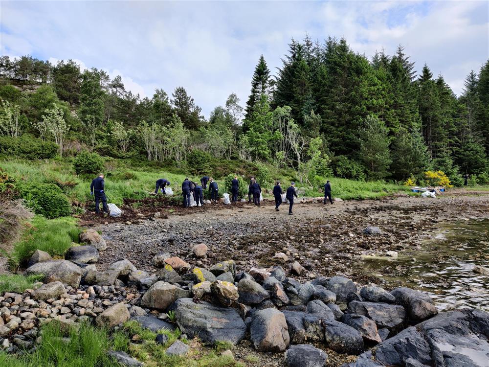 Frå strandryddinga - Klikk for stort bilete