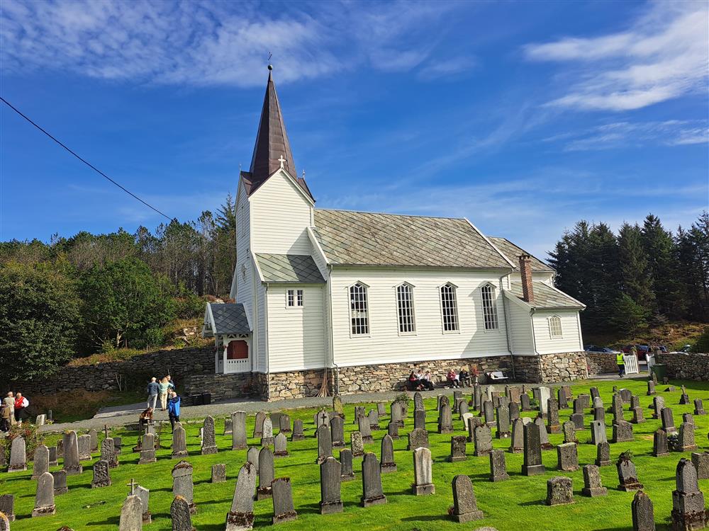 Hjelme gamle kyrkje er nygotisk stil. - Klikk for stort bilete