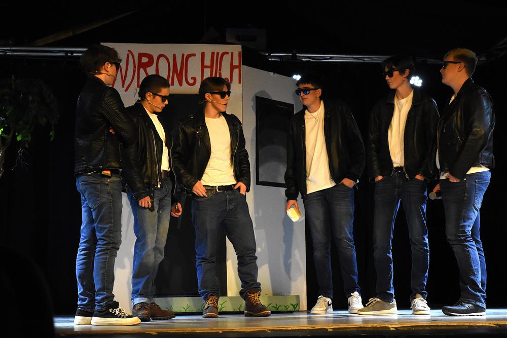 Gjeng på scena - Klikk for stort bilete