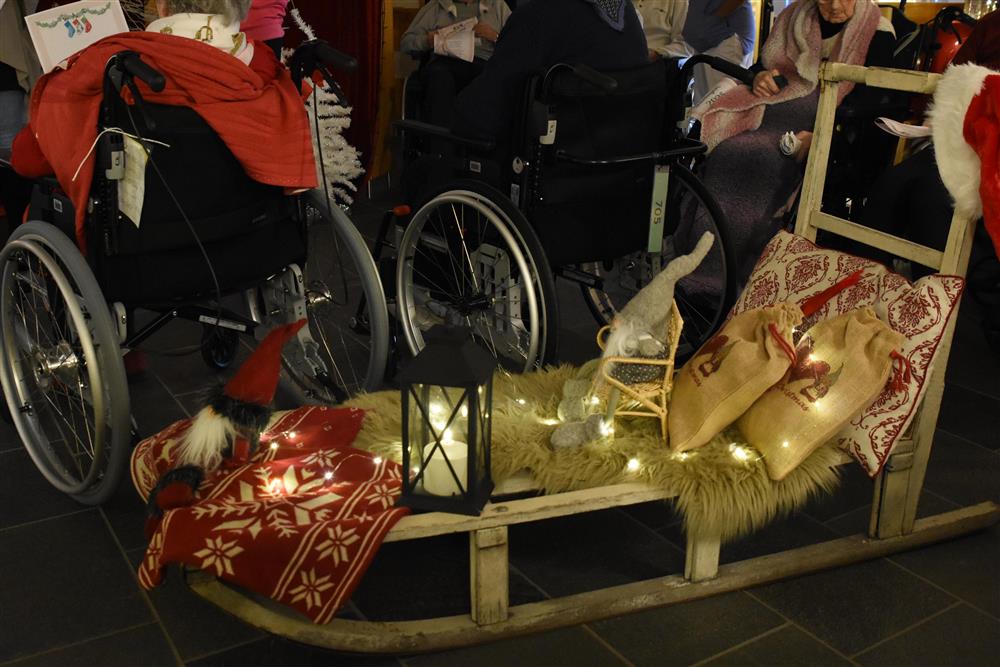 Frå opninga av julebyen på Tednebakkane omsorgssenter. - Klikk for stort bilete