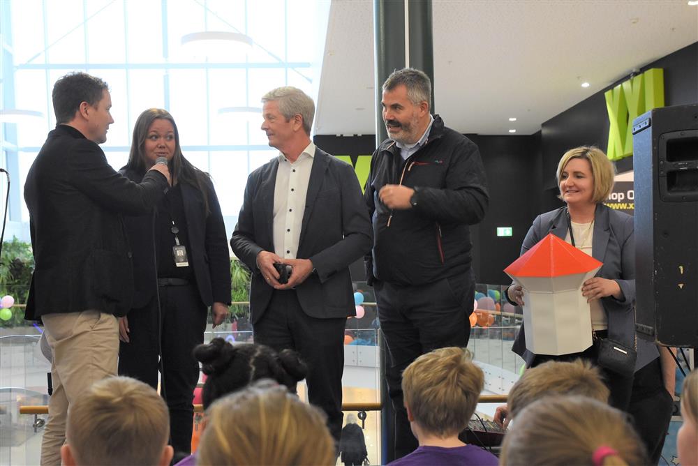 Konferansier Anders Ekanger (Vest Næringsråd) intervjuar juryen. Frå venstre; Camilla Nygård, Gert Strindberg, John Ivar Halvorsen og Kari-Anne Landro. Kurt Andreassen var ikkje til stades. - Klikk for stort bilete