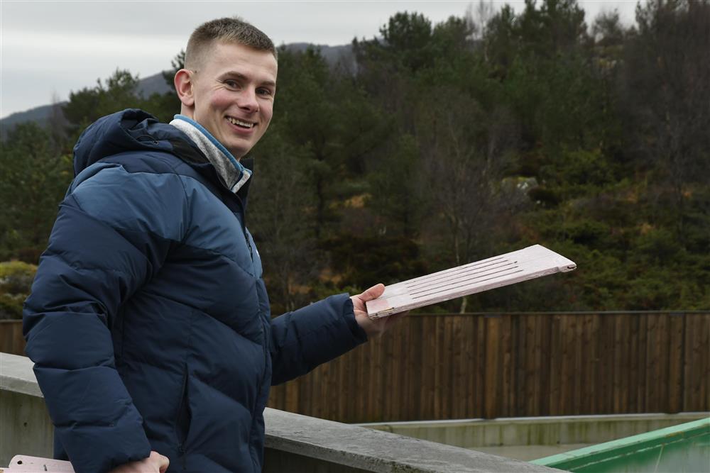 Morten var ein av dei første som tok i bruk den nye gjenbruksstasjonen. - Klikk for stort bilete