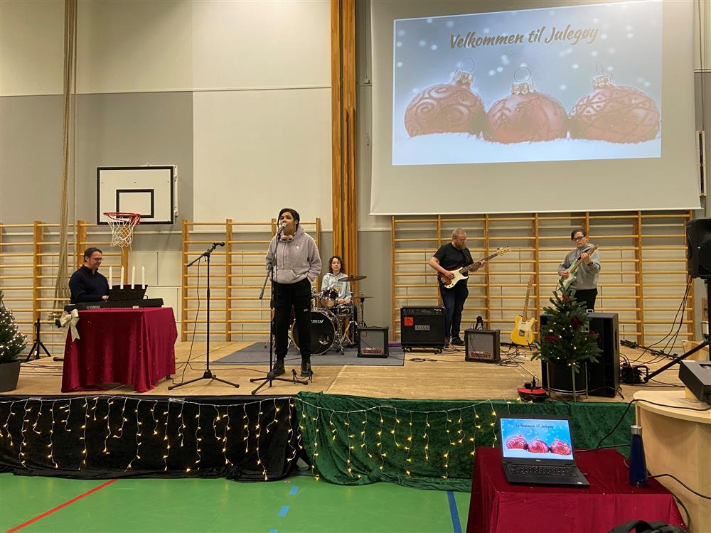 Julesamling i gymsalen på Sund ungdomsskule - Klikk for stort bilete