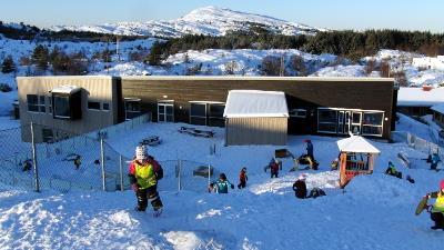 Uteleik med snø i barnehagen - Klikk for stort bilete