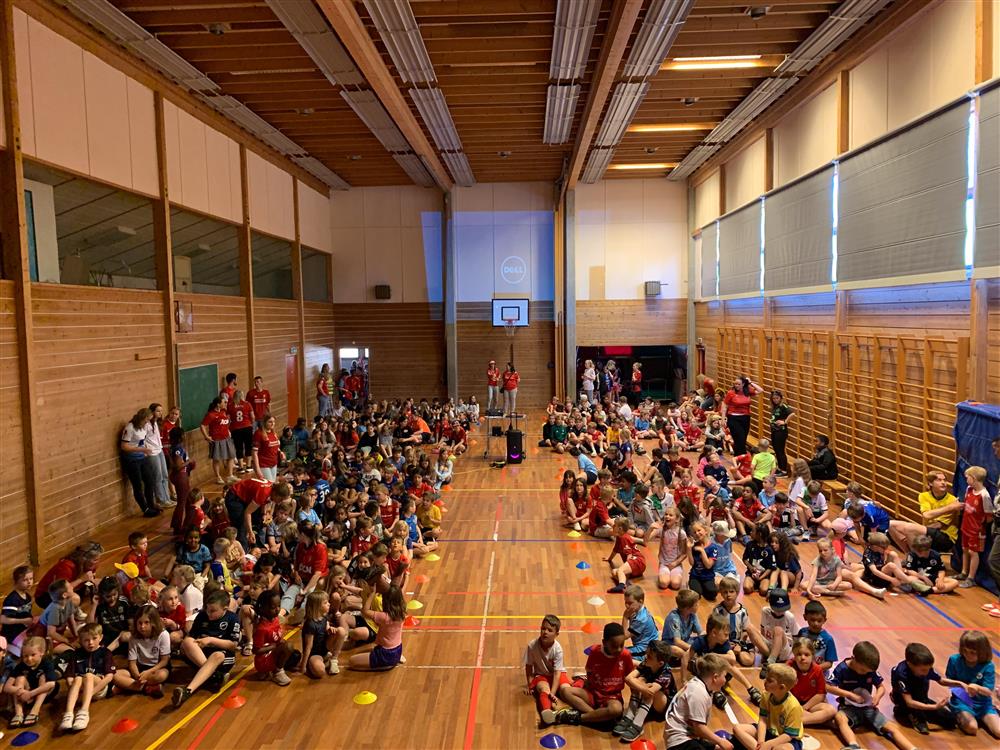 Besøk av den kulturelle skulesekken og fotballtrøyefredag - Klikk for stort bilete