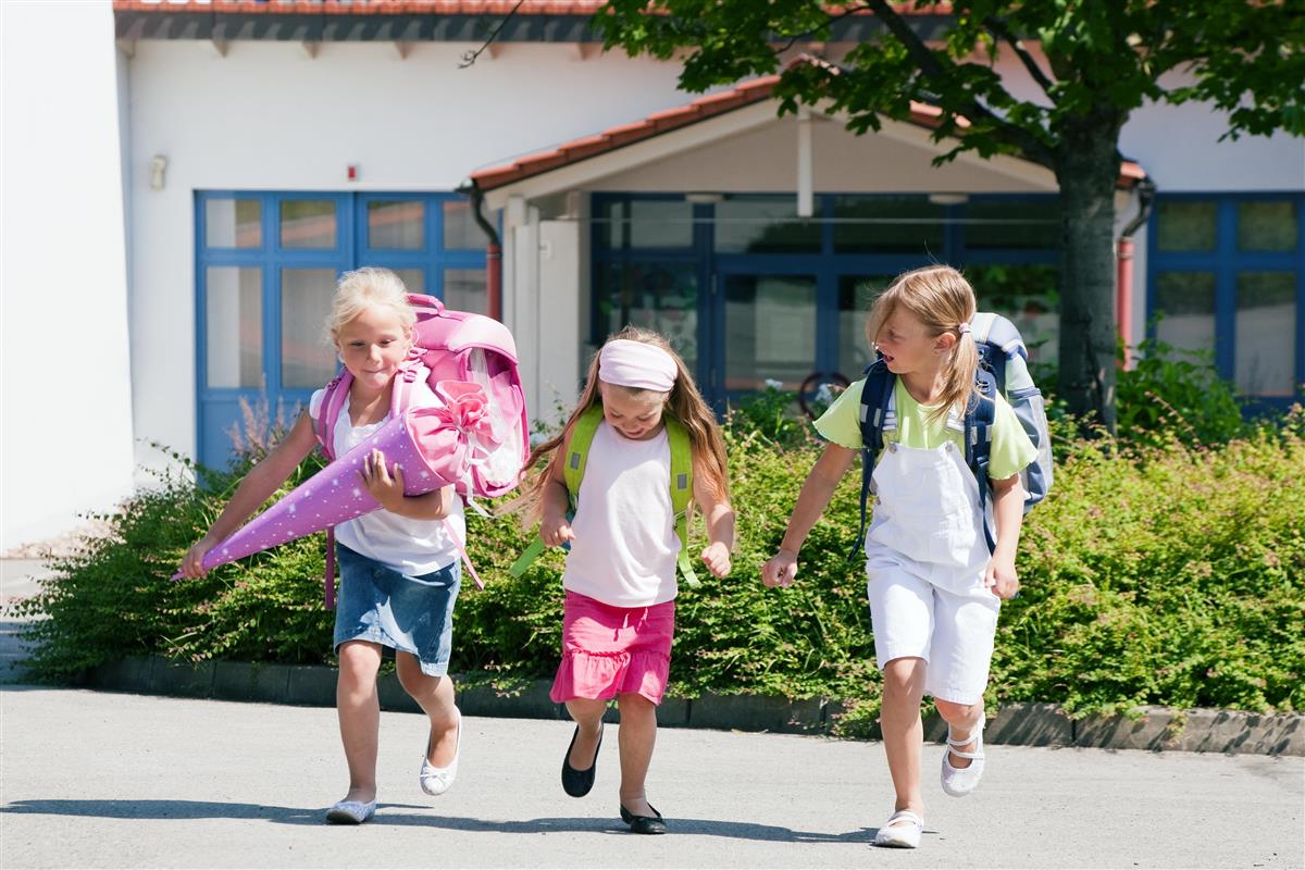 Ill. Jenter med skolesekk - Klikk for stort bilete