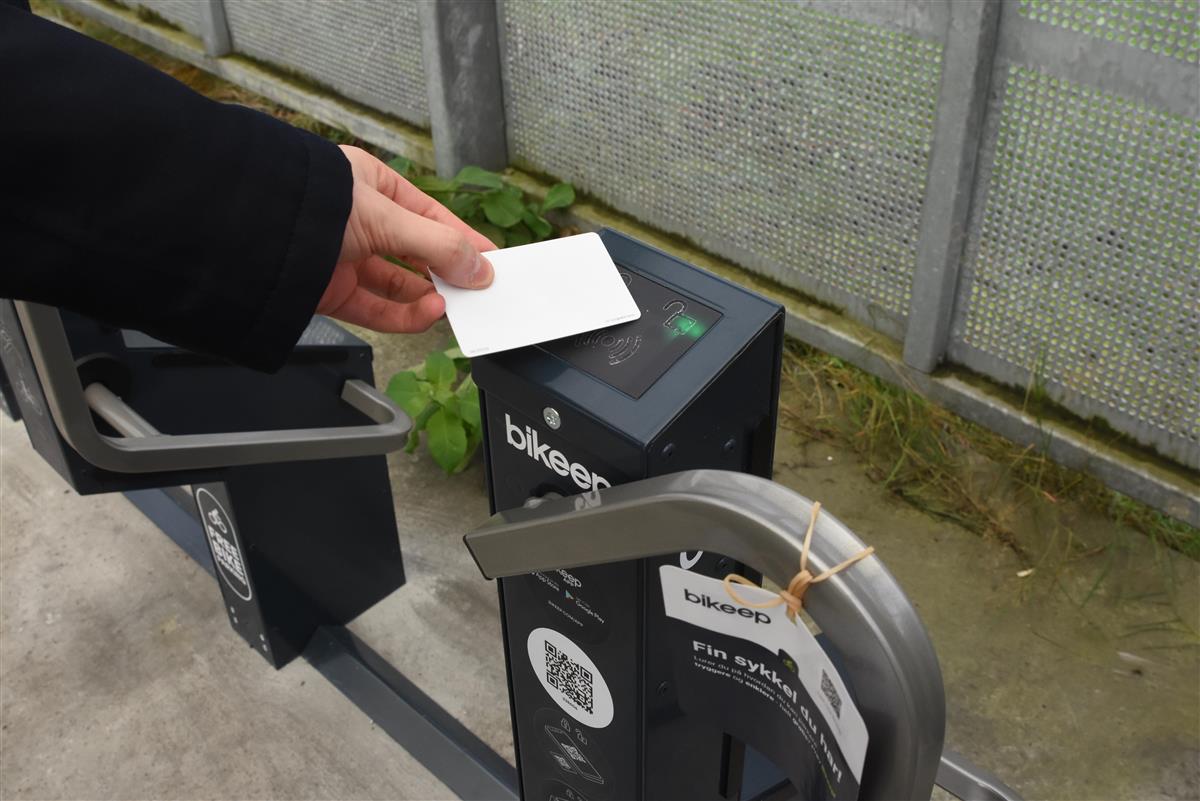 Det er svært enkelt å opna sykkelstativa med kort - Klikk for stort bilete