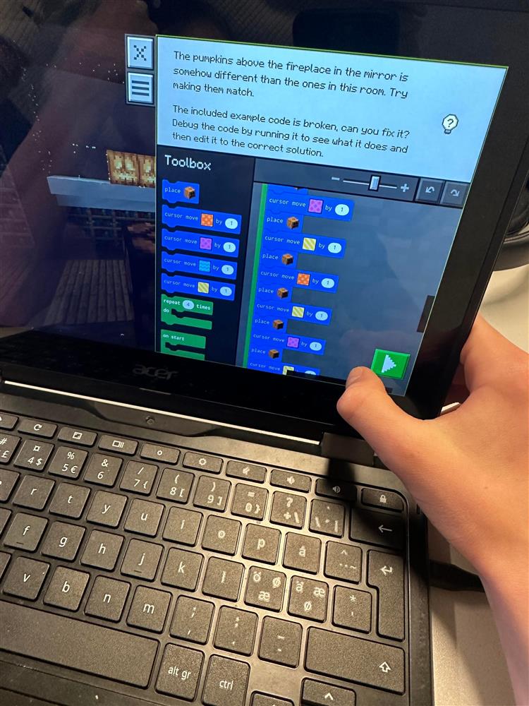 Elev jobbar med koding på PC - Klikk for stort bilete