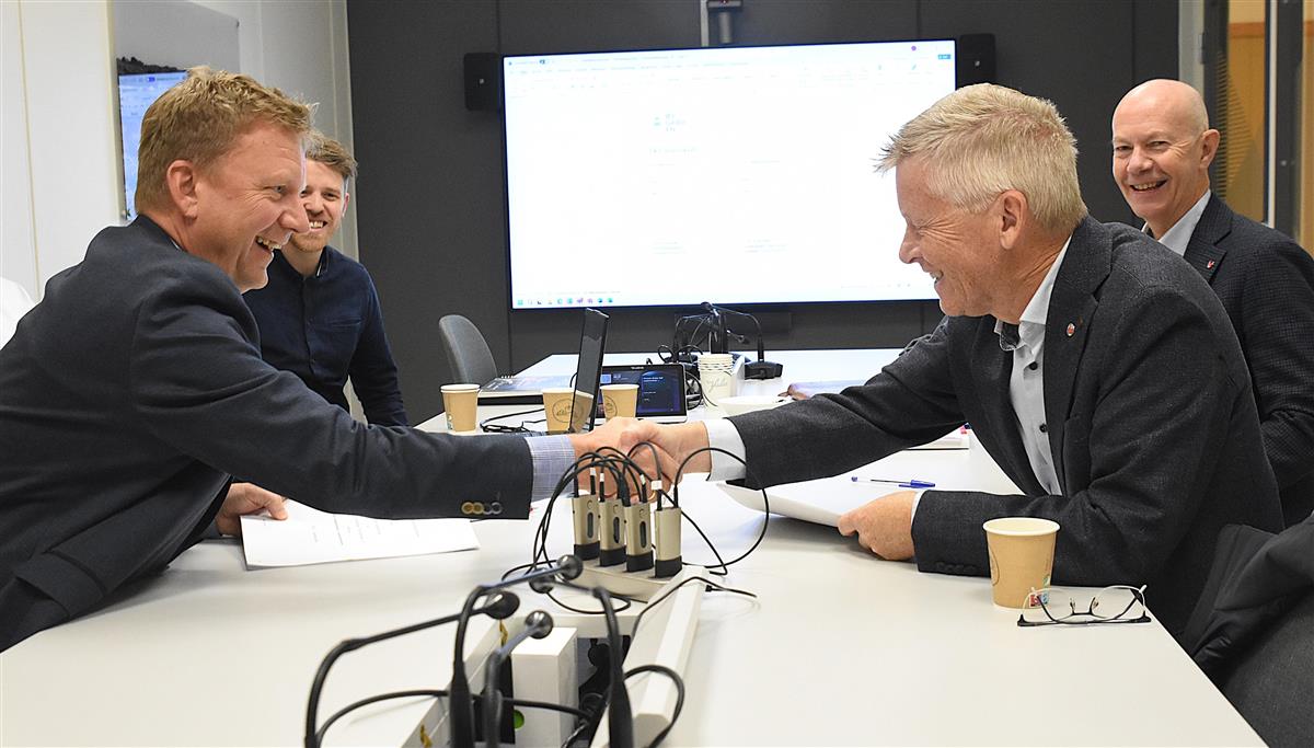 Johnny Breivik (til venstre) og Thor Småbrekke skreiv under kontrakten - Klikk for stort bilete