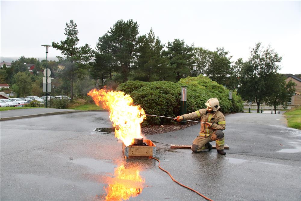 Brannkonstabel slukker brann i gryte - Klikk for stort bilete