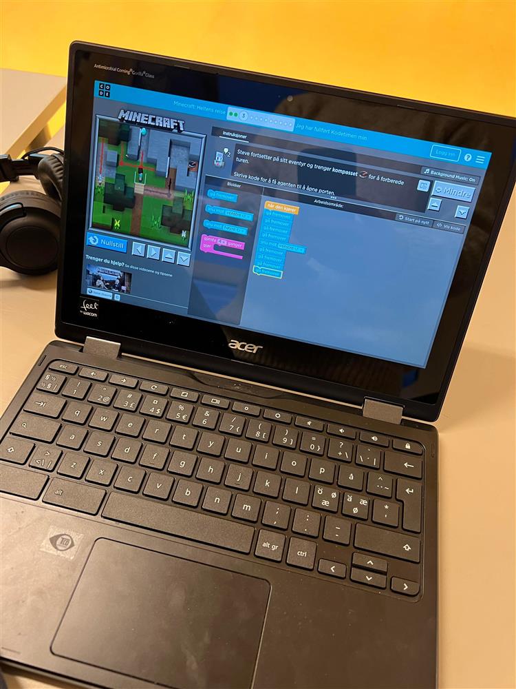 Elev jobbar med koding på PC - Klikk for stort bilete