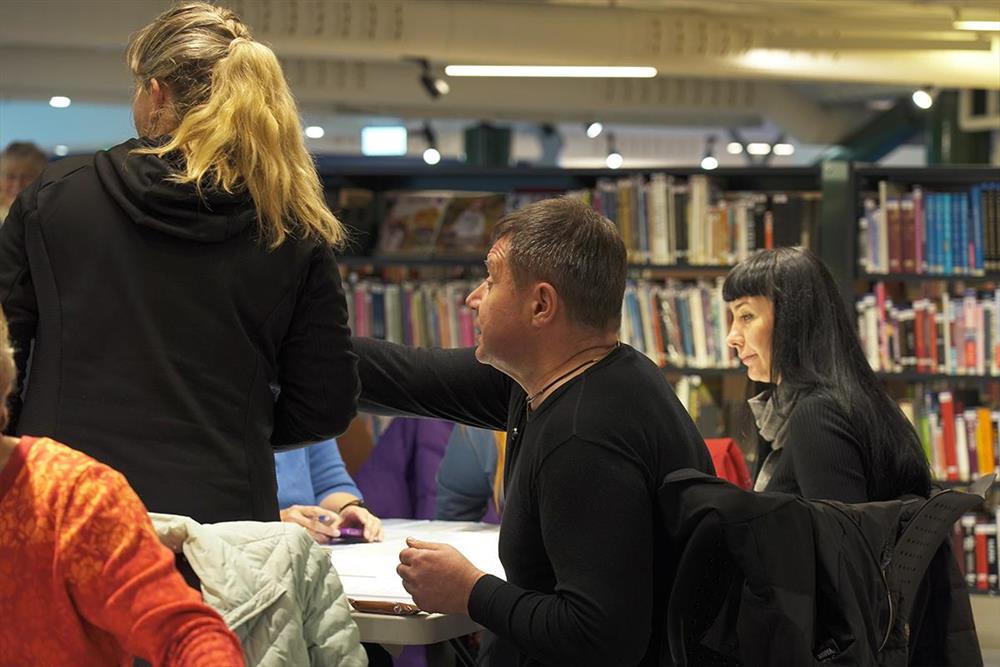 Språkkafé på innbyggartorget og biblioteket på Sartor Storsenter - Klikk for stort bilete