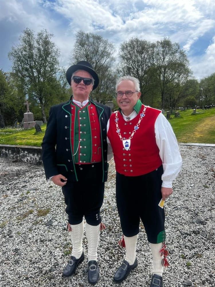 Sokneprest i Sund Lars Arne Vik og ordførar Tom Georg Indrevik - Klikk for stort bilete