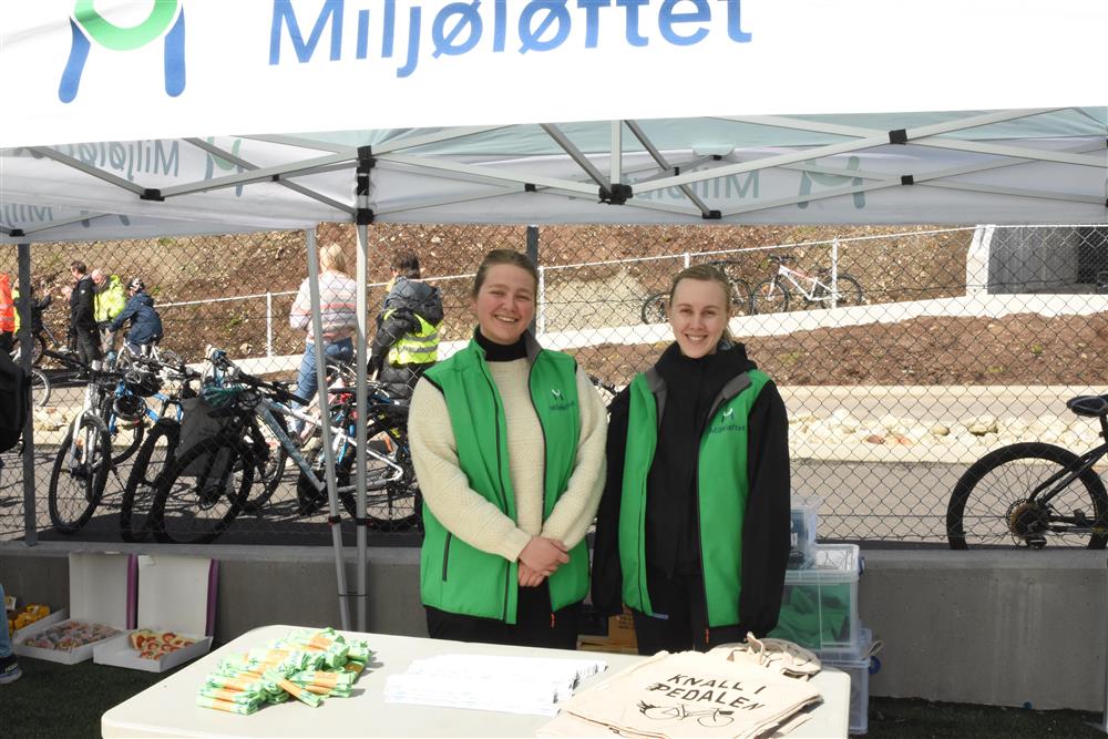 Miljøløftet hadde eigen stand. Hedvig Lyngedal og Maria Bolseth  - Klikk for stort bilete