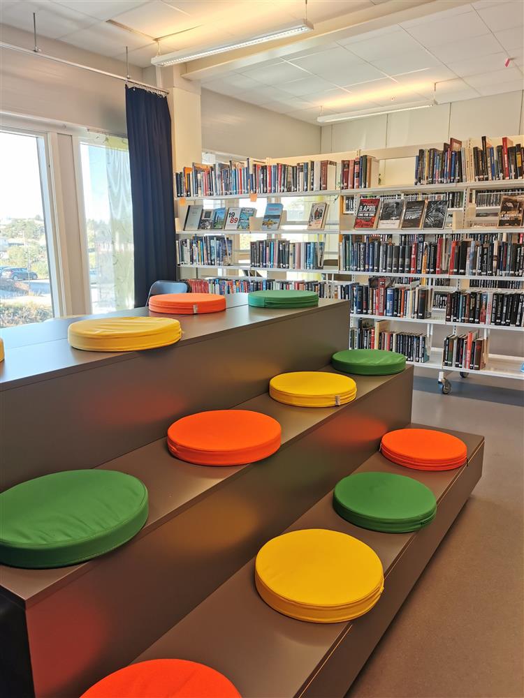 Innbyggartorg og bibliotek på Rong Senter - Klikk for stort bilete