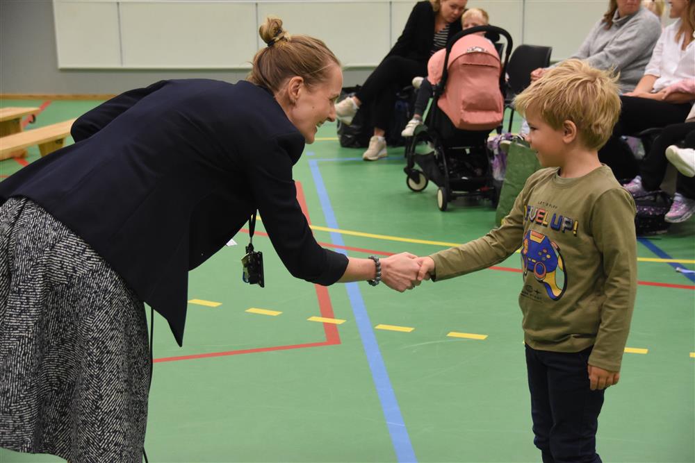 Rektor helsar på elev. - Klikk for stort bilete