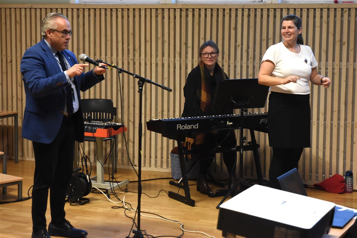 Mayor Tom George Endrevik attended Kolltveit School for six years and wished everyone a Merry Christmas.  on the piano;  Ragnhild Beland.  Ina Viken was the translator.  - Click for large image