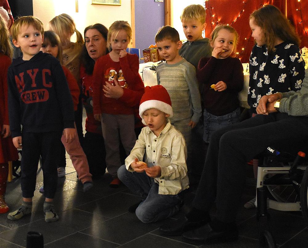 Ei gruppe barn frå Blomvåg barnehage song for bebuarane. - Klikk for stort bilete