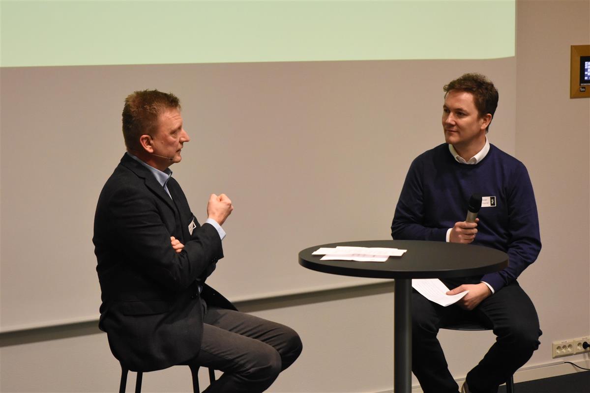 Kommunedirektør Johnny Breivik intervjua av informasjonsansvarleg i Vest Næringsråd, Anders Eikanger. - Klikk for stort bilete