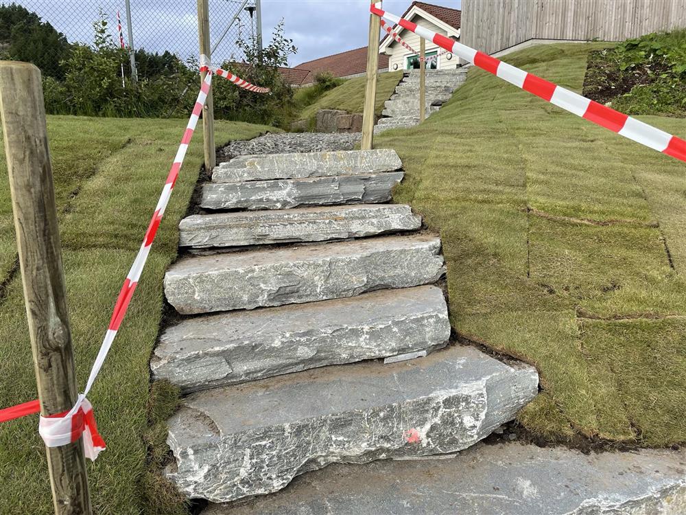 Ny steintrapp ved Skogsvåg skule - Klikk for stort bilete