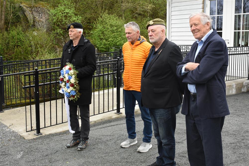 Ved Fjell kyrkje - Klikk for stort bilete