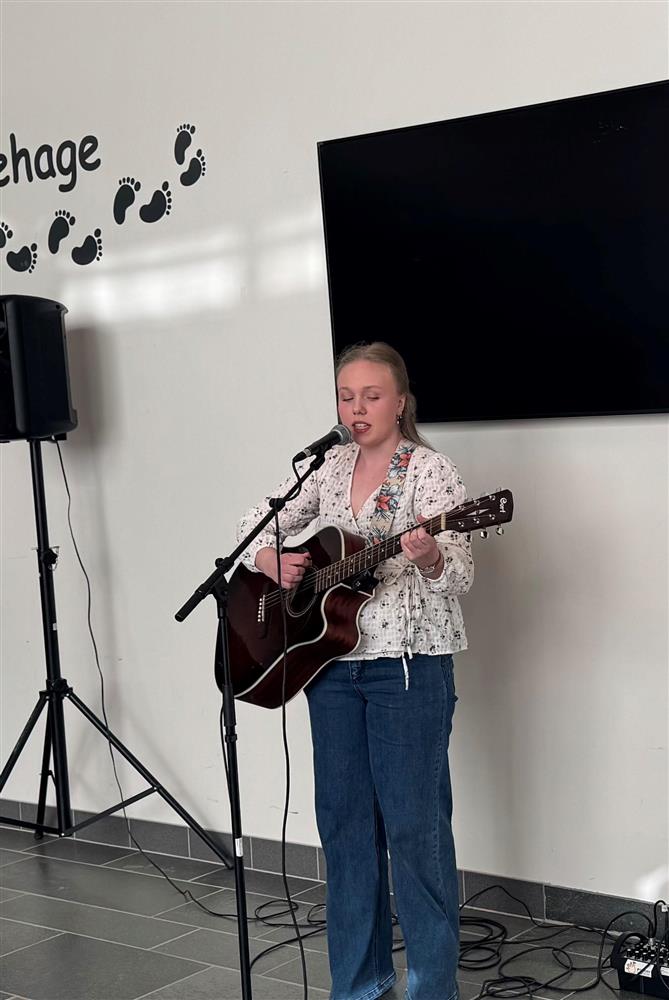 Alde Davidsen med innslag på song og gitar - Klikk for stort bilete