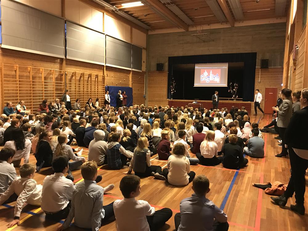 Markering av English School Day i gymsalen på skulen - Klikk for stort bilete