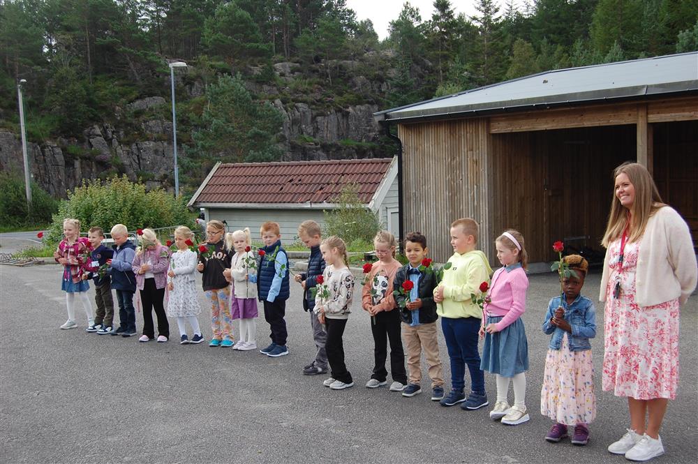 Velkomen til nye 1. klassingar ved Skogsvåg skule - Klikk for stort bilete