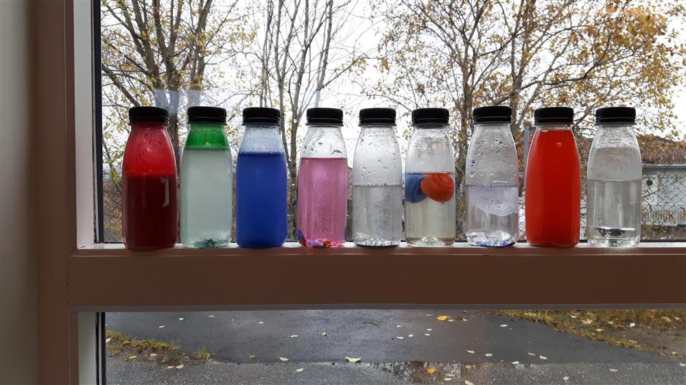 Flasker med vatn i ulke farger - Klikk for stort bilete