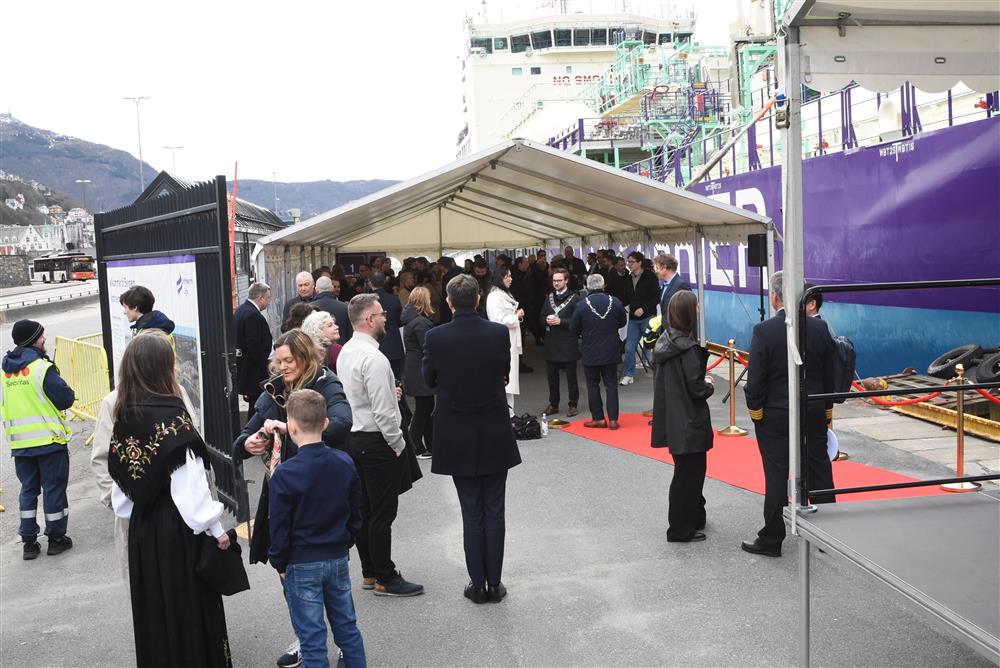 Frå skipsdåpen - Klikk for stort bilete