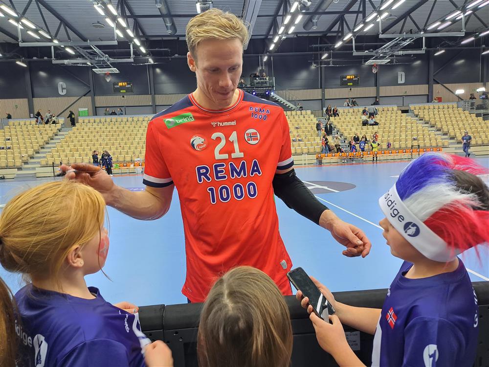 Mange ville ha autografar frå dei norske spelarane. - Klikk for stort bilete