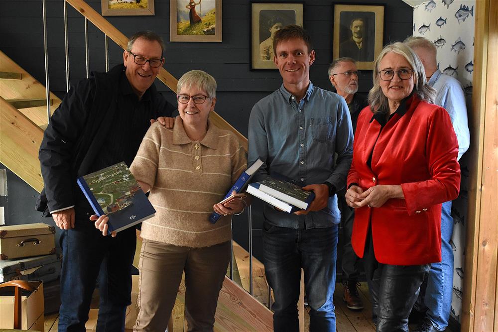 Glade seljarar og kjøparar av band 5 - Klikk for stort bilete